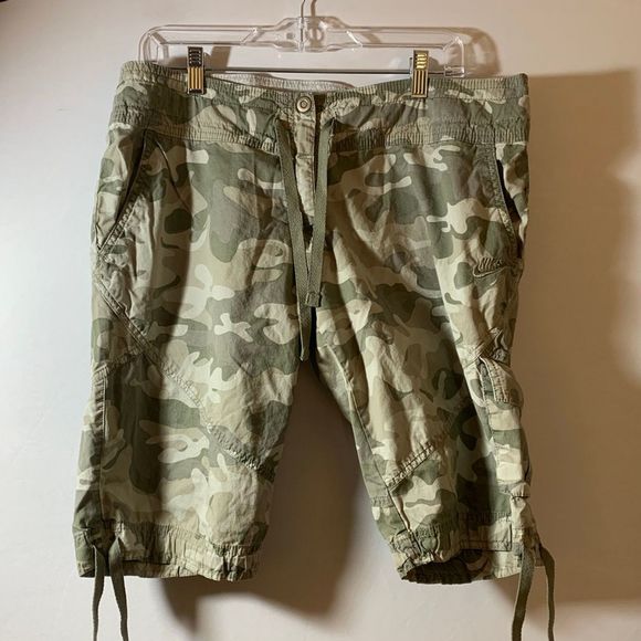 Nike Pants - Nike Camouflage Cargo Shorts Size L
